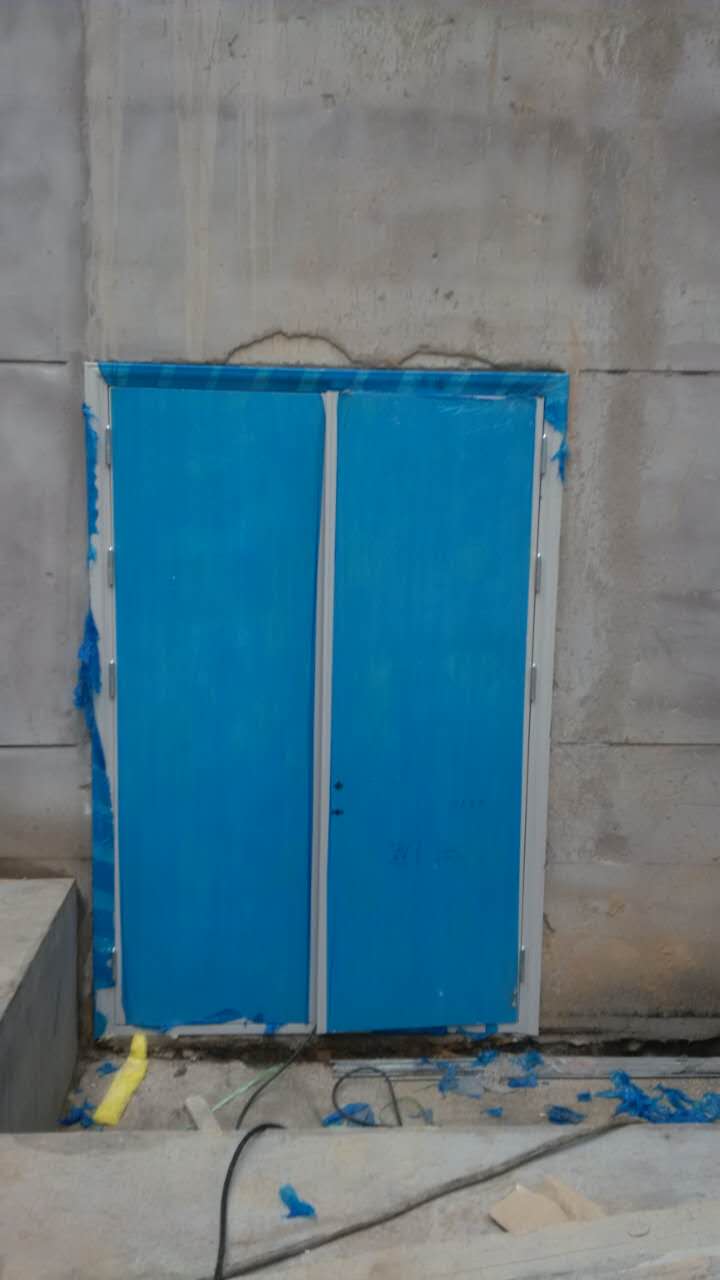 2018年8月11日呂梁工地晚上加班安裝配電室的防火門