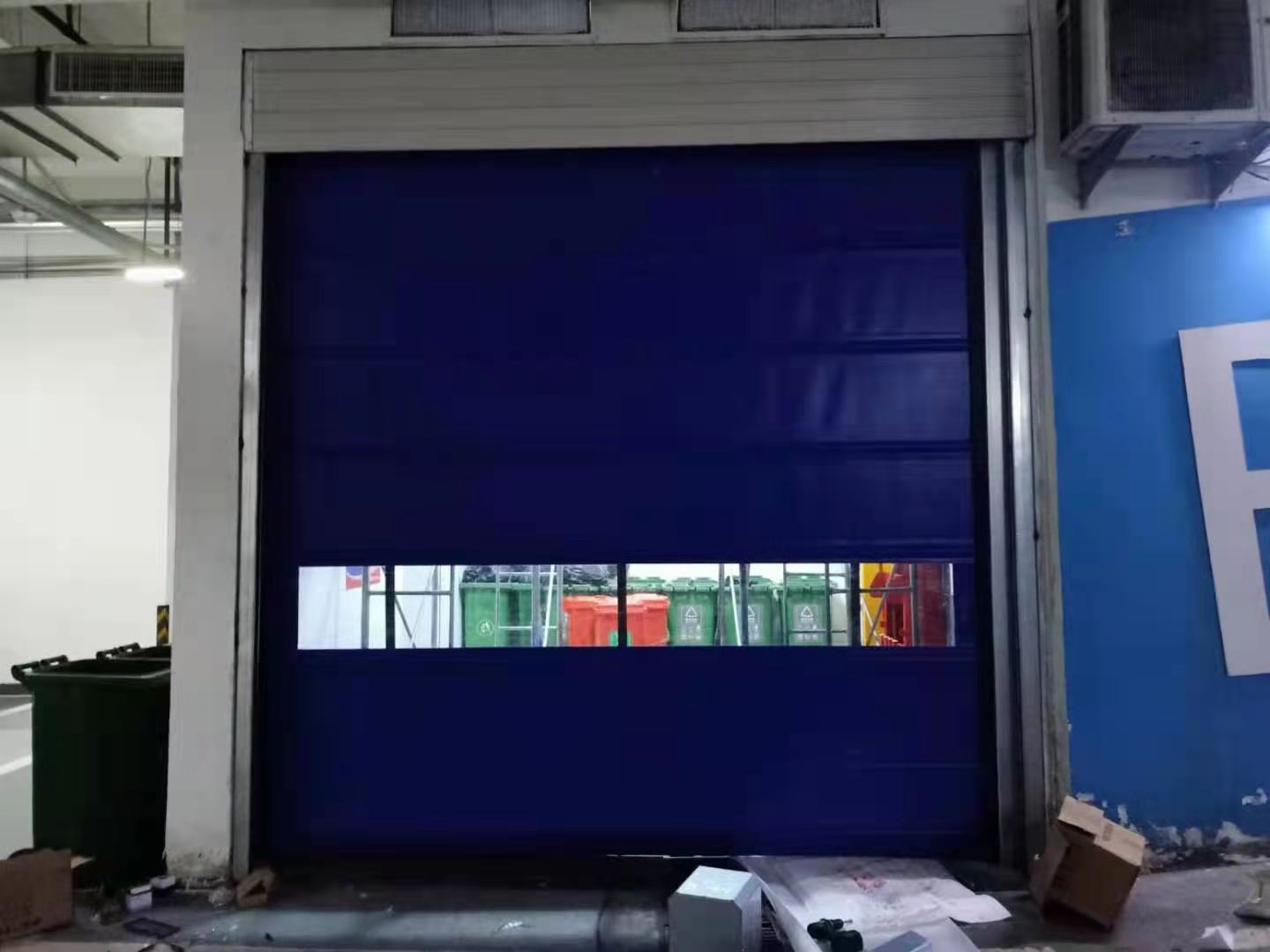 陽(yáng)煤研發(fā)中心電動(dòng)擋煙垂壁安裝施工中